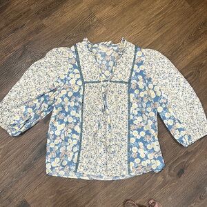 Solitaire size medium floral blouse.